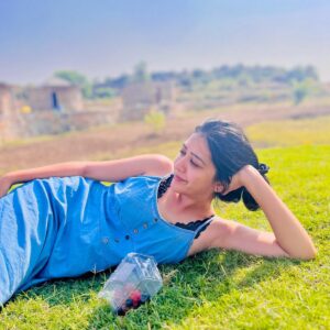 Bhumika Barot Instagram - ❄️🫶🏻✨🌳 

माँ की सिखाई हुई अच्छी आदतें 😇

पौधों में पानी देना, प्राणिओ से प्यार से बर्ताव करना , नेचर से जुड़े हुए रेहना, 
और पोमेग्रेनेट जूस पीओ🤓💙
