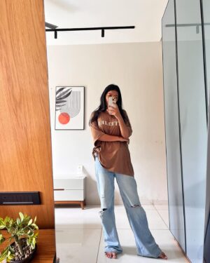 Bhumika Barot Instagram - come alive today 🪞 
&
Lively up yourself