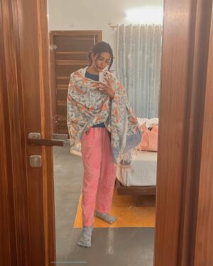 Bhumika Barot Instagram - come alive today 🪞 
&
Lively up yourself