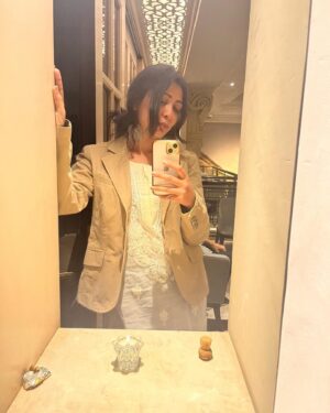 Bhumika Barot Instagram - come alive today 🪞 
&
Lively up yourself