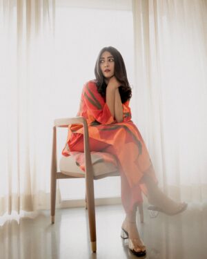 Bhumika Barot Instagram - तू हवा जैसे घुल जाता है मुझमें
मुझे अपना घर मिल जाता है तुझमें

कैसे? तू ऐसा कैसे है? 🧡 

📸: @uzair.photographyy