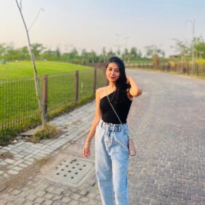 Bhumika Barot Instagram - 🌞 🪴 🖤