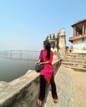 Bhumika Barot Instagram - तुम निरंतर बहती गंगा सी,
मैं घाट बनारस का बन जाऊं…

तुम मुझमें यूँही बहती रहना 
मैं तुझ पर आकर ठहर जाऊँ! 
🫣

Ye kisi ne hamare liye likha tha…!! 

Bas yun hi Ajj banaras phir yaad aa Gaya…! To puraani tasveero pe purana lage vaisa filter Daal die hain..!! 

Filhal banaras ki zoya haider Delhi chali gai hain.. 
Aur vapas banaras jaane ka bahana bhi nahi hain 🥹💘🎼