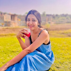 Bhumika Barot Instagram - ❄️🫶🏻✨🌳 

माँ की सिखाई हुई अच्छी आदतें 😇

पौधों में पानी देना, प्राणिओ से प्यार से बर्ताव करना , नेचर से जुड़े हुए रेहना, 
और पोमेग्रेनेट जूस पीओ🤓💙