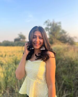 Bhumika Barot Instagram - 💛♓️🧿

अब तो मेरा दिल जागे ना सोता है
क्या करूँ, हाय, कुछ-कुछ होता है 🌻 

Mua&hair : @beauty_enhance_by_pratiksha 

💅🏻: @nails_by_raika_panchal 

👗: @zara