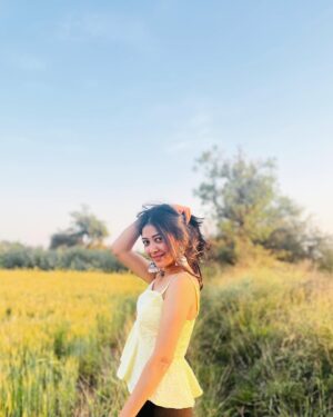 Bhumika Barot Instagram - 💛♓️🧿

अब तो मेरा दिल जागे ना सोता है
क्या करूँ, हाय, कुछ-कुछ होता है 🌻 

Mua&hair : @beauty_enhance_by_pratiksha 

💅🏻: @nails_by_raika_panchal 

👗: @zara