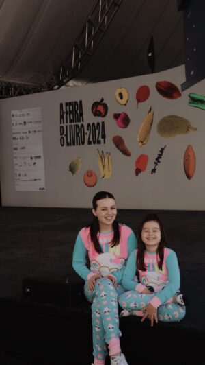 Bia Jordão Instagram - sair de pijama podia se tornar moda, né? 😂
a feira do livro tá rolando aqui em sp e vai até o dia 7/7 das 10h às 19h no estacionamento do Estádio do Pacaembú! 
já manda esse vídeo pra quem faria esse rolê cultural com você 🫂