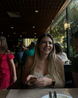 Bia Jordão Instagram - “você é muito parecida com a sua mãe”
frase que sempre ouvi, mas nem sempre concordei. 
mas acho que ser parecida com você sempre foi o que tentei ser. você é símbolo de força e garra pra mim. você olha pro alvo e não desiste, por mais difícil que possa ser. você se entrega e da tudo de si. ah, se eu fosse como você. 
você me ensinou (e ensina) tanto. desde engatinhar, andar ou até mesmo a manter os meus pés no chão. 
obrigada por ser além do que o mundo espera de você.
obrigada por ser minha mãe. 
feliz aniversário, jovem senhora! 👵🏻 
te amo.