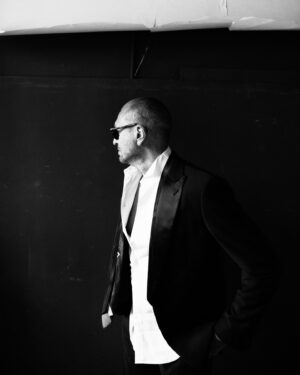 Biagio Antonacci Instagram - Cambia, come tutto cambia 
Vivi, come tutto vive
Sbaglia e ricuci, di solito il coraggio ti bacia. 

L’inizio è il mio desiderio e mi auguro di viverlo con te.

#biagioantonacci #Linizio