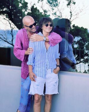 Biagio Antonacci Instagram - Ho involontariamente coperto il viso di questa mia adorabile amica, la cantautrice rock per eccellenza  anima senza paura e sempre diretta verso il cuore…
Condividere bene il poco tempo vale più di ogni momento buttato a caso.

W Gianna W Penelope ❤️❤️

#BiagioAntonacci #GiannaNannini #Isoladelba @officialnannini