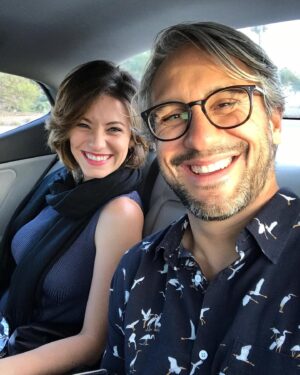 Bianca Muller Instagram - Quem me conhece sabe que detesto datas comercias, porém amo o Amor e amo amar! 
Celebrar o amor sempre vale a pena. 
Eu acredito no amor-verbo. 
Pois amor é ação, decisão, escolha, atividade.
Sou uma dedicada ao exercício do amar, a todo esse ensino que me amplia de dentro pra fora. Que me provoca em lugares deliciosos e também pavorosos. Sou muito grata ao meu parceiro do amor e do amar @_fernando_camargo  por ter escolhido essa travessia comigo e consigo. Somos maiores e melhores pela escolha diária em amar tentando desconstruir a idealização do amor. Amar a realidade do outro e de nós mesmo a medida que vamos desbravando o desconhecido.
Te amo!