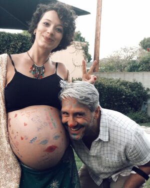 Bianca Muller Instagram - Quem me conhece sabe que detesto datas comercias, porém amo o Amor e amo amar! 
Celebrar o amor sempre vale a pena. 
Eu acredito no amor-verbo. 
Pois amor é ação, decisão, escolha, atividade.
Sou uma dedicada ao exercício do amar, a todo esse ensino que me amplia de dentro pra fora. Que me provoca em lugares deliciosos e também pavorosos. Sou muito grata ao meu parceiro do amor e do amar @_fernando_camargo  por ter escolhido essa travessia comigo e consigo. Somos maiores e melhores pela escolha diária em amar tentando desconstruir a idealização do amor. Amar a realidade do outro e de nós mesmo a medida que vamos desbravando o desconhecido.
Te amo!