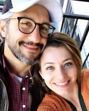 Bianca Muller Instagram - Quem me conhece sabe que detesto datas comercias, porém amo o Amor e amo amar! 
Celebrar o amor sempre vale a pena. 
Eu acredito no amor-verbo. 
Pois amor é ação, decisão, escolha, atividade.
Sou uma dedicada ao exercício do amar, a todo esse ensino que me amplia de dentro pra fora. Que me provoca em lugares deliciosos e também pavorosos. Sou muito grata ao meu parceiro do amor e do amar @_fernando_camargo  por ter escolhido essa travessia comigo e consigo. Somos maiores e melhores pela escolha diária em amar tentando desconstruir a idealização do amor. Amar a realidade do outro e de nós mesmo a medida que vamos desbravando o desconhecido.
Te amo!