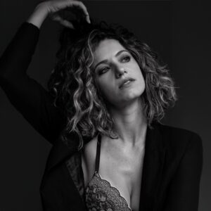Bianca Muller Instagram - Aniversário! 34! 
Ganhei um torcicolo e uma manhã no pronto socorro. Percebo que manifestam sintomas de travas internas. Aprender a fluir é minha missão. Abrir mão do controle, meu desejo! 
Quem disse que nascer é só gostoso?! 
Pra algo novo surgir algo fica pra trás. 
Em toda celebração há um luto. Alegria e dor!
Meus 33 foram os mais difíceis de todos! Que os 34 sejam mais leves e fluídos! 
Apesar dessa foto ser antiga, me reapresento pro mundo de cara nova. E logo mais me desapego pra reaparecer por aqui, dando a cara a tapa… e a carinhos!
Me desejem sorte. E amor. E saúde!
Eu desejo isso tudo a vocês.
Ainda estou em trabalho de parto. Vou nascer 23:55h!
Estou aqui fazendo força pra renascer, como sei que minha mãe também está! @ritamuller7165  Obrigada por me dar a vida! Eu te amo ❤️! 
Essa celebração é nossa. Você tava lá comigo. Eu era você que virei eu! E que hoje também me dividi em duas!

Amigos, obrigada por compartilharem essa existência comigo. Que o amor seja sempre nosso guia!
Parabéns pra mim! 34 anos sendo eu, não é fácil não 😅

Foto @c.oviedoph 
Beauty @marcospadilha