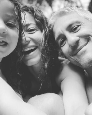 Bianca Muller Instagram - Hoje é seu dia! Obrigada por tanto. Fazem 5 anos que compartilho minha jornada de vida ao seu lado e posso dizer que foram os anos mais intensos e cheios de aprendizado. E que bom, porque eu amo isso. Amo a forma como me sinto quando estou com você. Amo a família que construímos e a entrega que temos nesse propósito. Te desejo as melhores coisas desse mundo sempre! Seu sorriso é nosso sorriso. Sua alegria nos contagia. Que todos os dias você escolha caminhos que te tragam satisfação, saúde, prosperidade, aprendizados, força, coragem e esperança. Estaremos aqui do seu lado aplaudindo suas conquistas e te acolhendo nas dificuldades. Que seu novo ano seja uma REVOLUÇÃO ❤️
Feliz Novo Ano, meu amor!
Te Amamos, 
Bi, Nina e Maia 👨‍👩‍👧🐶