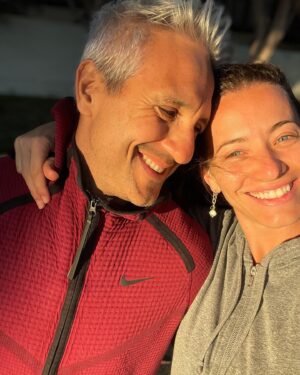 Bianca Muller Instagram - Hoje é seu dia! Obrigada por tanto. Fazem 5 anos que compartilho minha jornada de vida ao seu lado e posso dizer que foram os anos mais intensos e cheios de aprendizado. E que bom, porque eu amo isso. Amo a forma como me sinto quando estou com você. Amo a família que construímos e a entrega que temos nesse propósito. Te desejo as melhores coisas desse mundo sempre! Seu sorriso é nosso sorriso. Sua alegria nos contagia. Que todos os dias você escolha caminhos que te tragam satisfação, saúde, prosperidade, aprendizados, força, coragem e esperança. Estaremos aqui do seu lado aplaudindo suas conquistas e te acolhendo nas dificuldades. Que seu novo ano seja uma REVOLUÇÃO ❤️
Feliz Novo Ano, meu amor!
Te Amamos, 
Bi, Nina e Maia 👨‍👩‍👧🐶