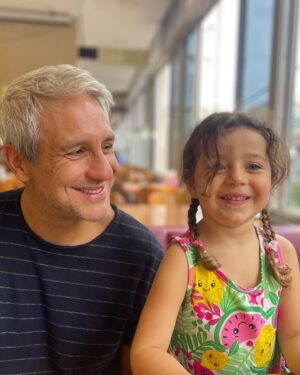 Bianca Muller Instagram - Hoje é seu dia! Obrigada por tanto. Fazem 5 anos que compartilho minha jornada de vida ao seu lado e posso dizer que foram os anos mais intensos e cheios de aprendizado. E que bom, porque eu amo isso. Amo a forma como me sinto quando estou com você. Amo a família que construímos e a entrega que temos nesse propósito. Te desejo as melhores coisas desse mundo sempre! Seu sorriso é nosso sorriso. Sua alegria nos contagia. Que todos os dias você escolha caminhos que te tragam satisfação, saúde, prosperidade, aprendizados, força, coragem e esperança. Estaremos aqui do seu lado aplaudindo suas conquistas e te acolhendo nas dificuldades. Que seu novo ano seja uma REVOLUÇÃO ❤️
Feliz Novo Ano, meu amor!
Te Amamos, 
Bi, Nina e Maia 👨‍👩‍👧🐶