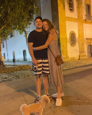 Bianca Muller Instagram - Hoje é seu dia! Obrigada por tanto. Fazem 5 anos que compartilho minha jornada de vida ao seu lado e posso dizer que foram os anos mais intensos e cheios de aprendizado. E que bom, porque eu amo isso. Amo a forma como me sinto quando estou com você. Amo a família que construímos e a entrega que temos nesse propósito. Te desejo as melhores coisas desse mundo sempre! Seu sorriso é nosso sorriso. Sua alegria nos contagia. Que todos os dias você escolha caminhos que te tragam satisfação, saúde, prosperidade, aprendizados, força, coragem e esperança. Estaremos aqui do seu lado aplaudindo suas conquistas e te acolhendo nas dificuldades. Que seu novo ano seja uma REVOLUÇÃO ❤️
Feliz Novo Ano, meu amor!
Te Amamos, 
Bi, Nina e Maia 👨‍👩‍👧🐶