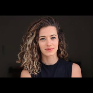 Bianca Muller Instagram - Aceito que a vida não permite ensaios. Que tudo é impermanência. Que o tempo não volta. A presença é um presente. Saúde é prioridade. Os ciclos são eternos. Todo fracasso é aprendizado, e sendo aprendizado, não é um fracasso. A consciência é uma espiral ascendente. Os sonhos mudam. Alguns medos são superados. Outros não. Estar perdido também é caminho. Movimento é vida. Só o que está morto não se move. 
Tudo é perspectiva. Essas são as minha e as minhas não precisam ser as suas. Aceito que o outro é diferente de mim. Mas que juntos, somos TUDO. E o Tudo é UM!

E você? O que aceita hoje?

Foto da agente e parceira de jornada @viviangolombek