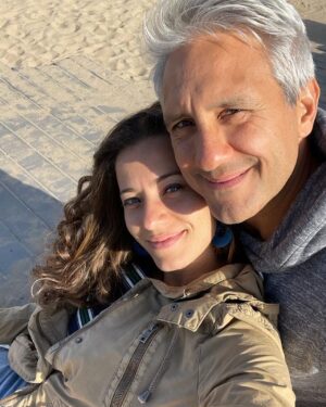 Bianca Muller Instagram - Quem me conhece sabe que detesto datas comercias, porém amo o Amor e amo amar! 
Celebrar o amor sempre vale a pena. 
Eu acredito no amor-verbo. 
Pois amor é ação, decisão, escolha, atividade.
Sou uma dedicada ao exercício do amar, a todo esse ensino que me amplia de dentro pra fora. Que me provoca em lugares deliciosos e também pavorosos. Sou muito grata ao meu parceiro do amor e do amar @_fernando_camargo  por ter escolhido essa travessia comigo e consigo. Somos maiores e melhores pela escolha diária em amar tentando desconstruir a idealização do amor. Amar a realidade do outro e de nós mesmo a medida que vamos desbravando o desconhecido.
Te amo!