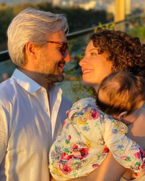 Bianca Muller Instagram - Quem me conhece sabe que detesto datas comercias, porém amo o Amor e amo amar! 
Celebrar o amor sempre vale a pena. 
Eu acredito no amor-verbo. 
Pois amor é ação, decisão, escolha, atividade.
Sou uma dedicada ao exercício do amar, a todo esse ensino que me amplia de dentro pra fora. Que me provoca em lugares deliciosos e também pavorosos. Sou muito grata ao meu parceiro do amor e do amar @_fernando_camargo  por ter escolhido essa travessia comigo e consigo. Somos maiores e melhores pela escolha diária em amar tentando desconstruir a idealização do amor. Amar a realidade do outro e de nós mesmo a medida que vamos desbravando o desconhecido.
Te amo!