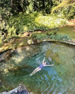 Bianca Muller Instagram - Hoje completo 33 anos!

Faz tempo que desejo celebrar meu aniversário em meio à Natureza, no silêncio. Nunca me dei esse presente. Sempre preferi fazer festa, juntar amigos.
Mas dessa vez foi diferente. Me permiti ter um tempo só pra mim. Recolhimento e cura. 
Gratidão em especial ao meu companheiro de jornada @_fernando_camargo pela surpresa linda!!!
Tudo que eu mais amo em um único lugar: minha família, Natureza, cachoeira, culinária vegetariana e conhecer novas pessoas super legais.
É sobre isso!!!
Que venham meus 33 agora com mais potência e sabedoria.
E muita arte, muito trabalho, muita saúde e paciência… muita paciência!!!!

Se eu puder pedir um presente à vocês, meus queridos seguidores, peço que hoje sejam especialmente gentis com todos a sua volta. Elogiem um desconhecido. Segunda-feira sem carne. E separem e reciclem seu lixo! Ah… e bebam água!!!!

Um beijo e um chêro no coração de cada um ❤️🙏🏻🦋🍃💥