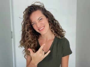 Bianca Muller Instagram - Sexta feira. 
Muitas faces e caretas. 
Nenhum sentido. 
Miopia e astigmatismo emocional. O coração é um músculo. 
Bora fortalecer. 
Sentindo. 
Sentir. 
Já é quase primavera. 
Semente.
Será que floresço também?!