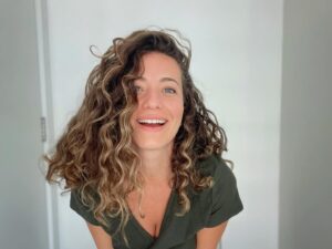 Bianca Muller Instagram - Sexta feira. 
Muitas faces e caretas. 
Nenhum sentido. 
Miopia e astigmatismo emocional. O coração é um músculo. 
Bora fortalecer. 
Sentindo. 
Sentir. 
Já é quase primavera. 
Semente.
Será que floresço também?!
