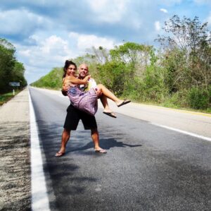 Bicho Gómez Instagram - Esta foto es de nuestro primer viaje juntos hace  7años y hemos recorrido un hermoso camino siempre juntos. Hemos pasado de todo y siempre juntos acompañándonos y por sobre todo con mucho amor!! @vero_pecollo vamos por mas