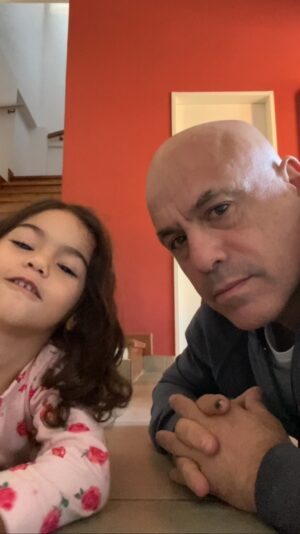 Bicho Gómez Instagram - Se me complicó el tema de la siesta de Renata @vero_pecollo !!