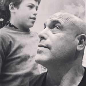 Bicho Gómez Instagram - Acá mirando a ese Niño que creció feliz!! Gracias!!