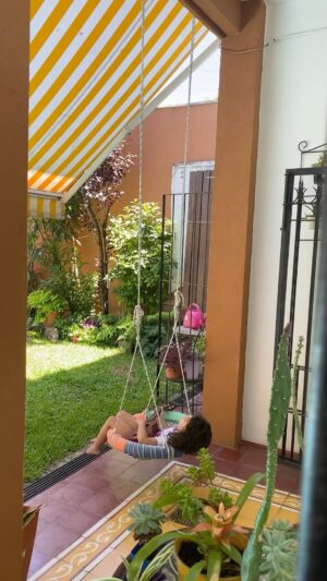 Bicho Gómez Instagram - Cuando sos una niña tenes un mundo de fantasías podes jugar a lo que quieras y acá en esta casa se lo permitimos aquí influenciada por @vero_pecollo Renata se cree @malenaratner en @mammamiaarg 
Me encanta que se divierta!!!
(Por si no se entiende) QUIERO DAR LAS GRACIAS A LAS CANCIONES QUE TRASMITEN EMOCIONES ( de abba)