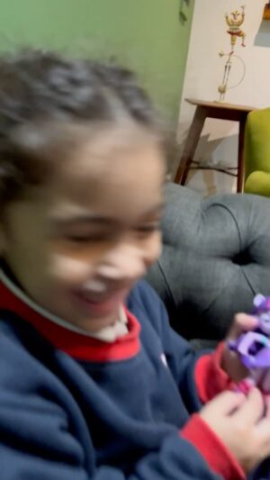 Bicho Gómez Instagram - Cuando me preguntan, qué haces cuando no estás en el teatro? Sigo jugando y tratando  de divertir al que me está mirando!! Y Renata es una espectadora maravillosa!