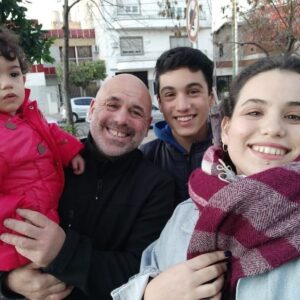 Bicho Gómez Instagram - Así terminamos el día. Feliz día para todos los papa! @rochigw @homerogomez_z  Renata los amo!!