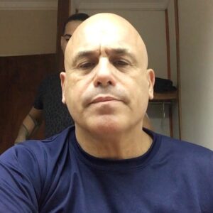 Bicho Gómez Instagram - Grande @gonzavaney vino al camarín hacerme un retoque!! HACE AÑOS QUE NO ME DEJABA EL FLEQUILLO!! @chulosbarberia ( me parece que me cagaron con el canje)
