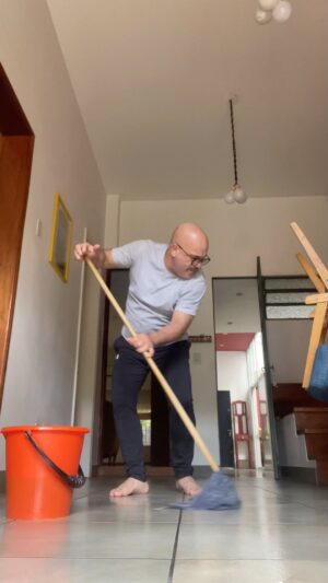 Bicho Gómez Instagram - Acá se comparten las tareas de la casa hoy me toco a mi y me re cope!!