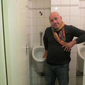 Bicho Gómez Instagram - Exijo miguitorio para todos!! Basta a la discriminación a los petisos. o que? vienen a mear solo los basquetbolistas!!
