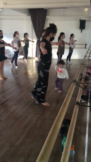Bicho Gómez Instagram - Renata acompañó a @vero_pecollo a la clase y se empezó a preparar para el bailando 2041!!