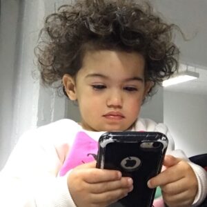 Bicho Gómez Instagram - Renata cuando agarro el teléfono y se entero que se cayo whasapp Facebook e Instagram se le pusieron los pelos de punta!!