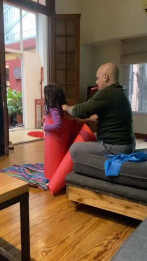 Bicho Gómez Instagram - Domingo en casa y tu hija se cree modelo y que yo soy diseñador de moda. Pero al final te dice papá bailamos!! Listo para mi termino la semana!!!