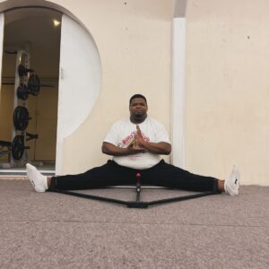 Big Narstie Instagram - So close but yet so far been on dis journey to da splits ain’t been easy 💯 big up @temple.kungfu practice makes perfect need dis machine for @musclebasegym