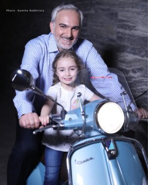 Bijan Banafshekhah Instagram - روز جهانی کودک با تاخیر مبارک
بچه ها شاید آسمانی ترین موجودات روی زمین هستند، فرشته های پاکی که امید زندگی ما هستند، خدا کوچولوهاتون رو حفظ کنه
پ.ن: این عکس متعلق به یکسال پیش در پشت صحنه سریال لیسانسه هاست که سرکارخانم سمیرا بختیاری گرفتند
@samira_bakhtiary
#کودک #روز_جهانی_کودک_مبارک #بچه #وسپا #موتور_وسپا