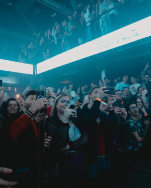 Bilal Hassani Instagram - THÉORÈME IS GOING LIIIIIIVE!!!!

Are you coming?

Tour was kicked off last night and I’m so happy to finally sing for you all ♥️
Merci la Belgique 🇧🇪 et merci la @flash_brussels pour l’accueil !

Incredible outfit by @ichor_creation