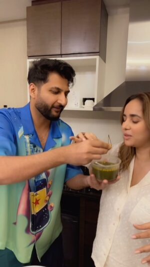 Bilal Saeed Instagram - Ik te Golgappe, utto Bilal ji laike v FATEHGARH ton aye hon, te khila v aap rahe hon, te Kya baatan ne Baadshaaho ☺️
Es moment te tuhanu #udhdiphiran🕊️ di kehdi line yaad aundi hai?😜
.
.
P.s:- ittefaaqan sade dohan da pind FATEHGARH hai😃
Hor kaun kaun hai fatehgarh ton ethe ?😃