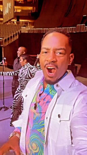 Bill Bellamy Instagram - @statefarmarena was insane!!!🔥🔥🔥… Special Thanks to all the fans came out for a night of laughter!!!!! 😂😂😂😂….. all my comedians that killed it last night ….@Sommore @tonytroberts @lavellsthacomic  @dc.curry.18 @billbellamy and @teddycarpenter and @djredthemc  let’s go!!!