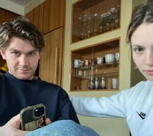 Billie Barker Instagram - Prøver å bruke brillene mine litt mer
