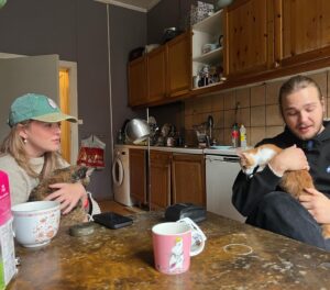 Billie Barker Instagram - Kreket har fått på seg krage og det andre dyret er en tyrann