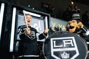 Billy Idol Instagram - Loved being at the @lakings game last night whilst launching our upcoming transcontinental Canadian tour with Hockey Night in Canada! -BFI

📸: LA Kings