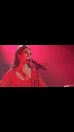 Billy Joel Instagram - @alexarayjoel performs with her father Billy Joel on “Say Goodbye to Hollywood” @thegarden on February 9! Show #99 of this historic residency.🌹🌹🎶

🎥 
@blindfreddyjoe
@sacpltd 
@mark_foffano 
@thegarden
