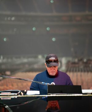 Billy Joel Instagram - ここにいるよ
どの曲が聴きたい？

WE ARE HERE TOKYO.  WHAT SONG ARE YOU WAITING FOR?⬇️

Billy Joel, Tokyo Dome
Soundcheck 2024
@myrnasuarezphoto